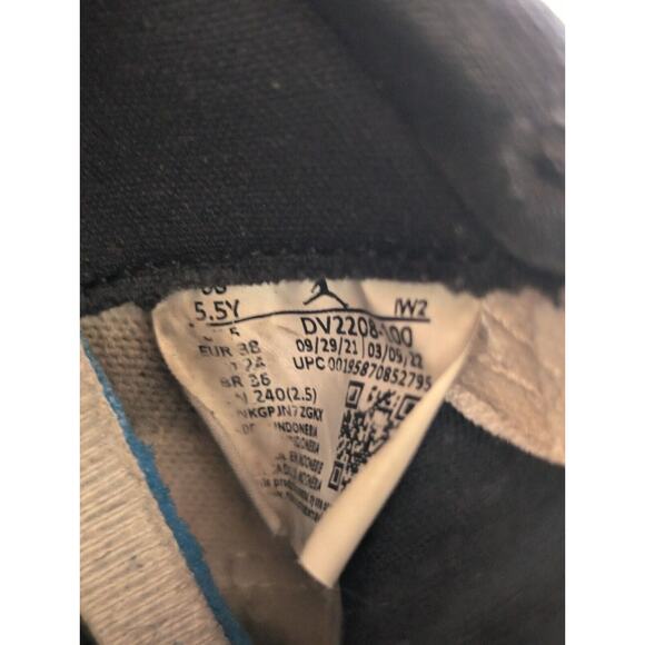 Nike Boys Jordan 11 CMFT Low DV2208-100 White Black Shoes Sneakers Size 5.5 Y - Picture 10 of 10